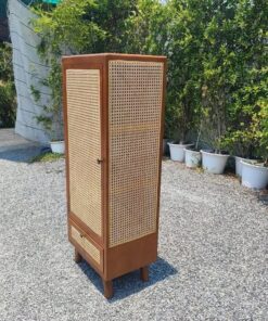 Lemari Pakaian Minimalis Kombinasi Rotan