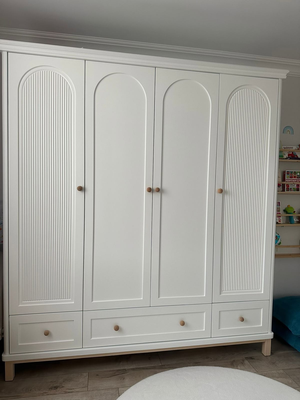 Lemari Pakaian Cat Duco Putih