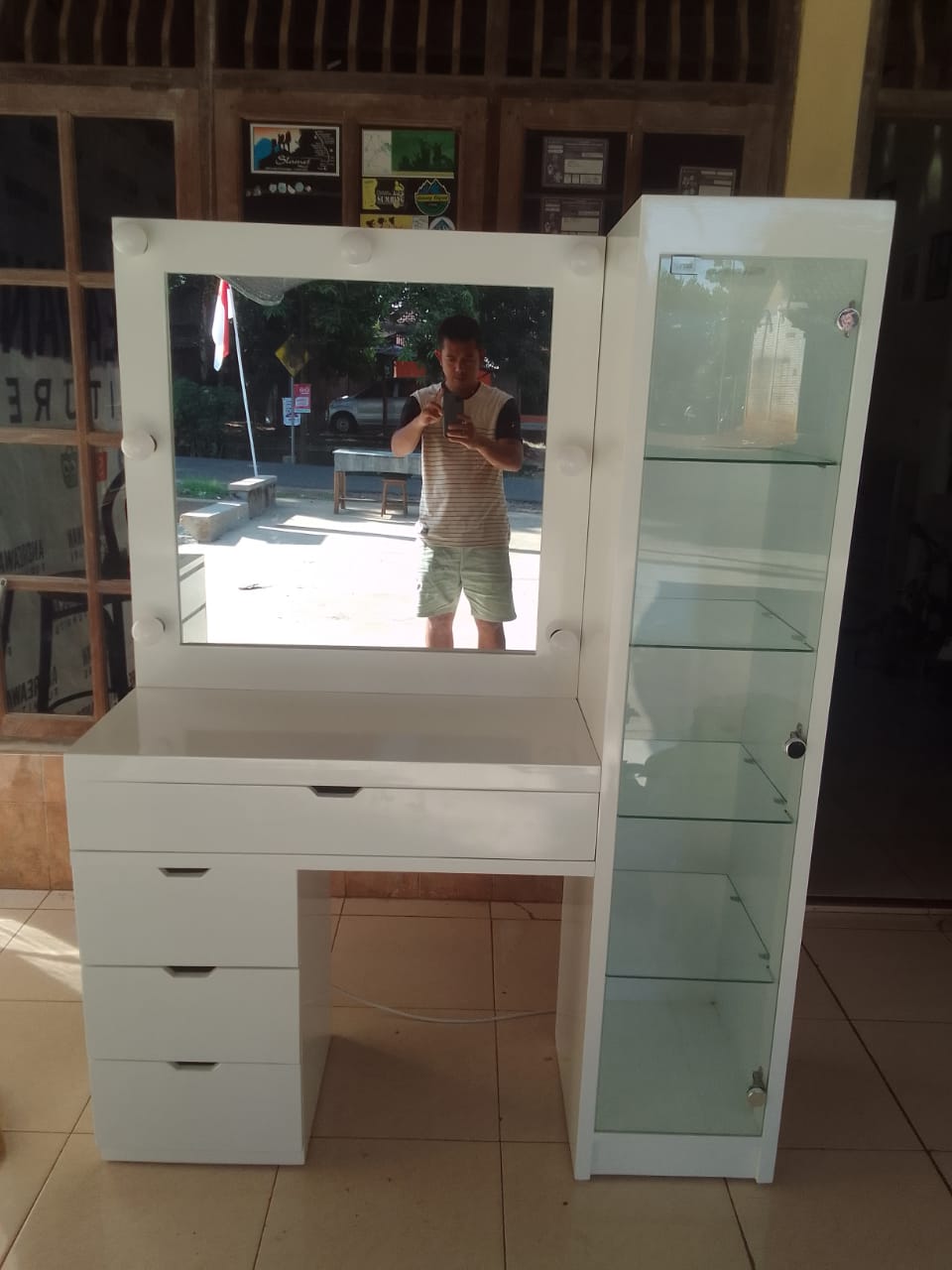 Meja Rias Lampu Rak Samping