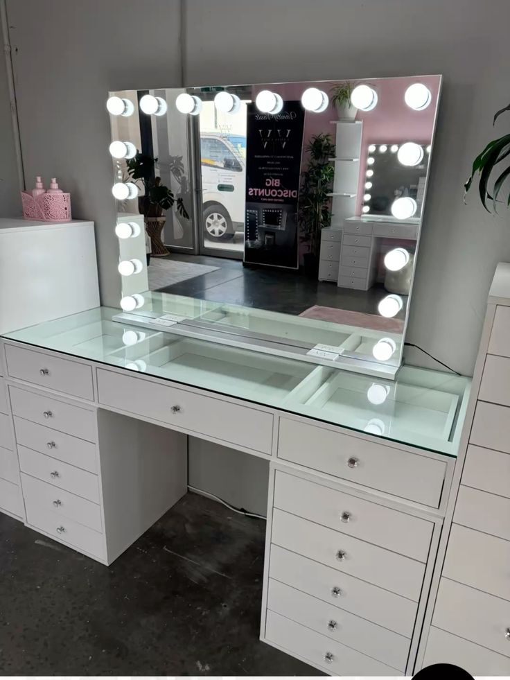 Meja Rias MUA Terbaru