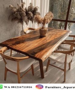 Meja Makan Kayu Trembesi Tepi Alami